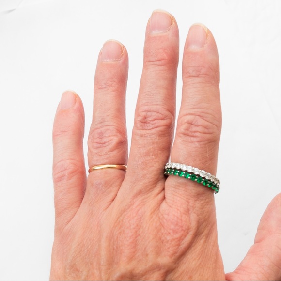 Set of 2 eternity bands minimalist 1 clear stones & 1 emerald green stones 10 - Picture 13 of 14
